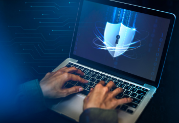 collaborateur écrit ordinateur cybersécurité